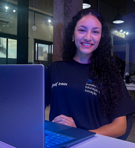 Maiara, aluna do MBA em IA da Inbix, trabalhando com ferramentas de inteligência artificial
